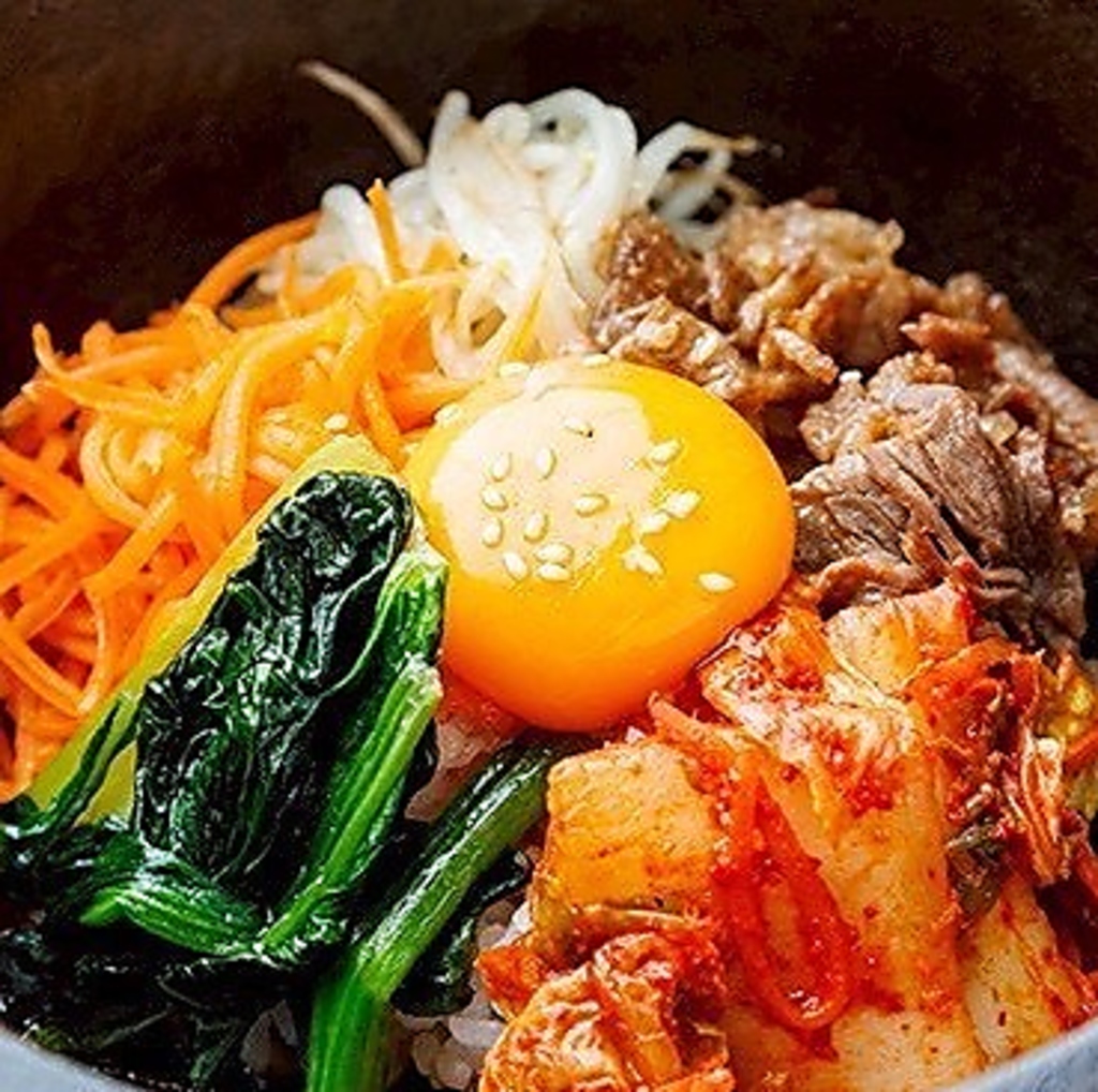 熱々の石焼ビビンバやキンパなど、満足感の溢れるご飯ものも豊富にご用意！気軽な食事会に最適です★