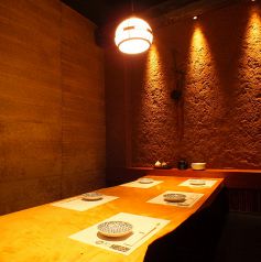 堀りごたつ個室シックな店内は新宿東口の居酒屋でも珍しい完全個室空間。繊細な和食を召し上がりながらご宴会を。新宿東口の個室居酒屋でご宴会、接待、和食を。