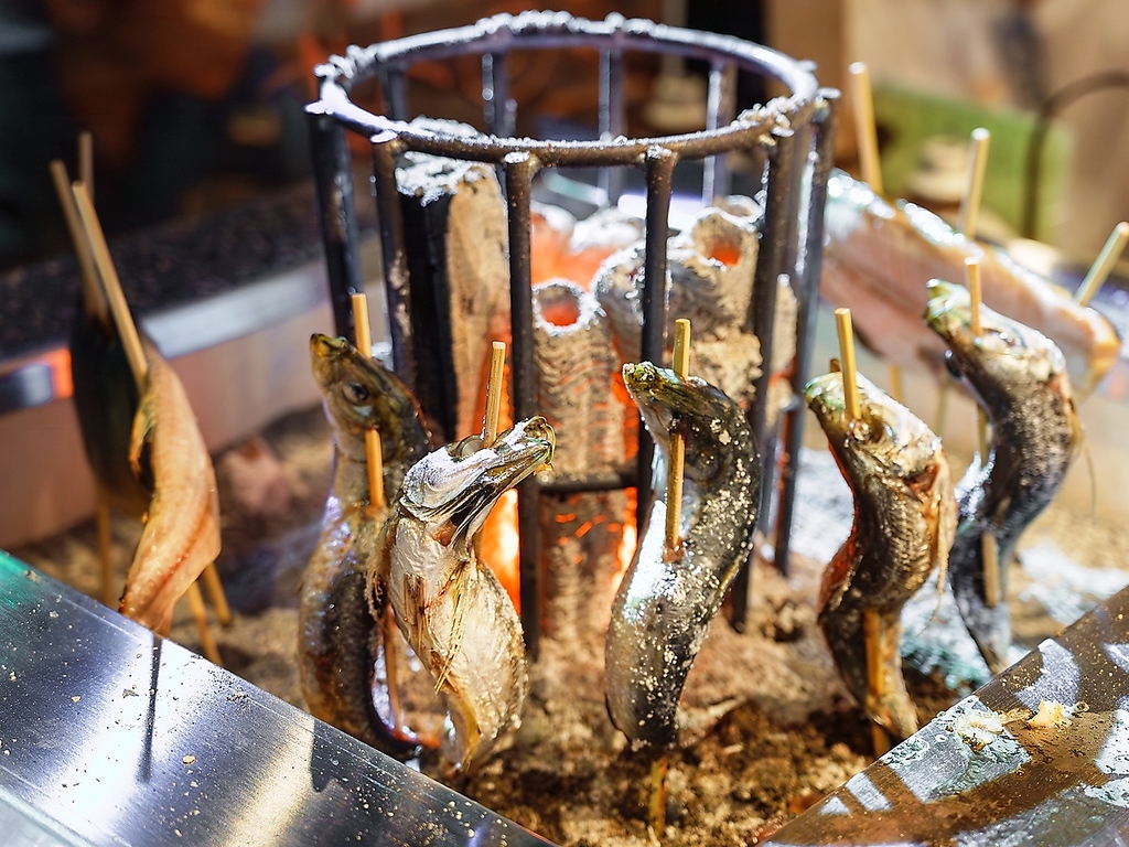 炉端で焼き上げた魚や野菜はふっくらジューシー