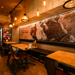 サングラス姿のクールなクマがお出迎え。スタイリッシュな空間で、こだわりのクラフトビールを堪能。