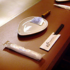 お一人様からお気軽にご利用いただけるカウンター席を6席完備しております。目の前の鉄板で料理が仕上がる様子を間近に眺められる、ライブ感たっぷりのお席です。仕事帰りのサク飲みや自分へのご褒美ディナーに、熱々のお好み焼きを独り占めする贅沢なひとときをお過ごしいただけます。