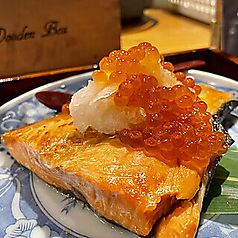 炉端で焼く銀鮭のいくらおろしがけ