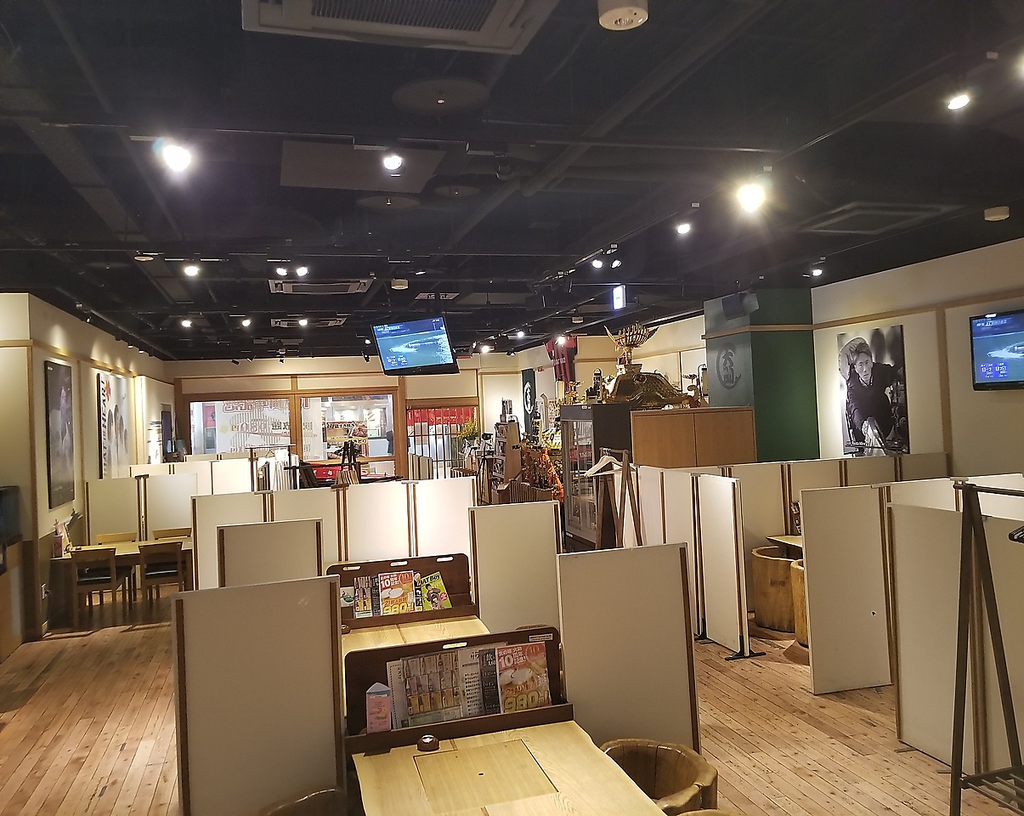 テーブル席は2名様、4名様、6名様、8名様、10名様以上などシーンに合わせてお席お作り致します！