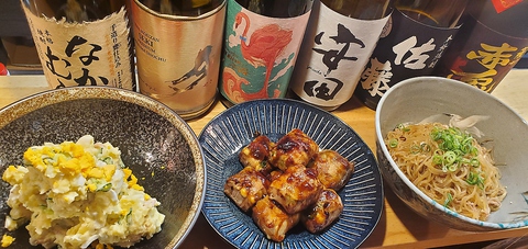 各県の珍しい日本酒にぴったりの様々なお料理が楽しめるアットホームな居酒屋です♪