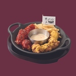 UFOチキンにはチーズやソースがたっぷり！ポテトもついています。みんなで囲んで楽しく召し上がれ♪