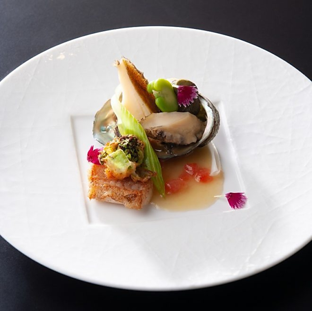 フォアグラやトリュフなどフレンチの王道食材からシェフが拘って仕入れる季節の素材を厳選して調理