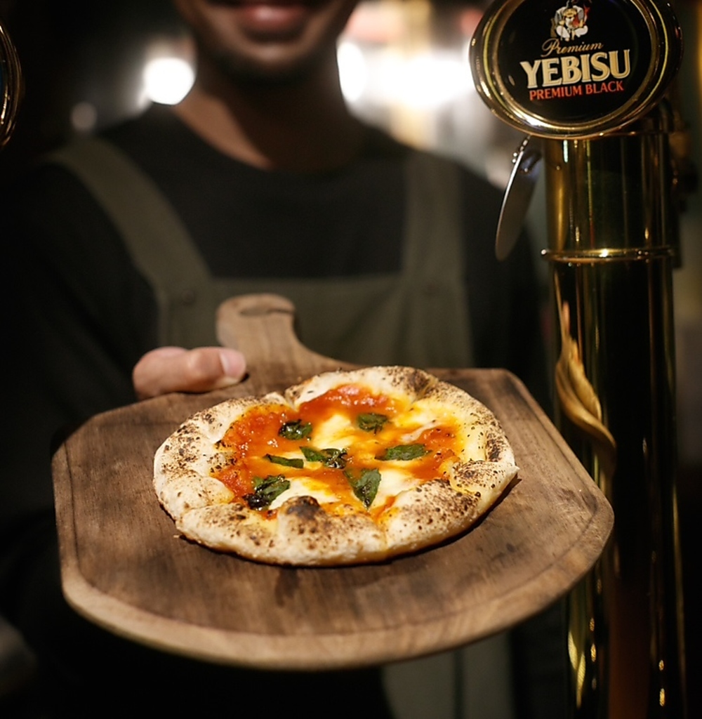 【ホームメイドピザ】パリッと焼き上げたホームメイドピザも人気。定番マルゲリータやタコスのピザも