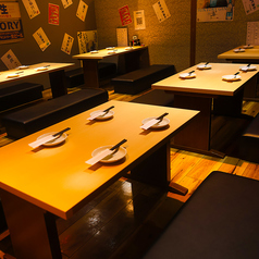 浜松駅徒歩3分、和の趣き溢れる店内は大人の為の落ち着いた雰囲気となっております。2名様~90名様までご利用可能な個室席は浜松駅での接待や女子会、合コンなど各種宴会に最適なプライベート個室空間♪