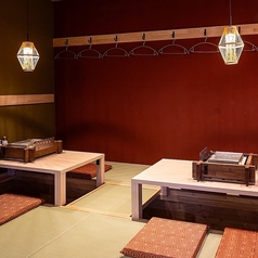 【掘りごたつ4名×2卓】足を伸ばしてゆったりと寛げる掘りごたつ席は、落ち着いた雰囲気で会話も弾みます。ご友人とのお食事はもちろん、ご家族の集まりや会社のご宴会にもぴったり◎心地よい空間で美味しい料理とお酒をお楽しみください。人数に応じて柔軟に対応可能ですので、ご予約もお気軽にどうぞ。