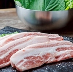 鉄板で香ばしく焼きあげた豚バラ肉と、新鮮な野菜の絶妙な味わいが楽しめる本格的なサムギョプサル♪