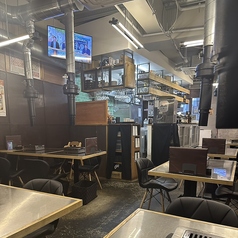 4名様までご利用可能なテーブル席を6卓、最大8名様でご利用可能なテーブル席を1卓ご用意しております。4名様テーブル席は、隣同士同時にご予約可能なお席もあり、最大12名様まで一度にご利用いただけます。