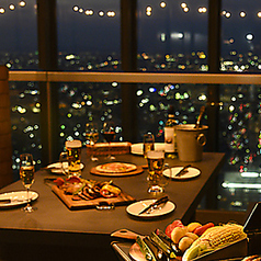 夜景の綺麗なテーブル席はデートのご利用におすすめ◎