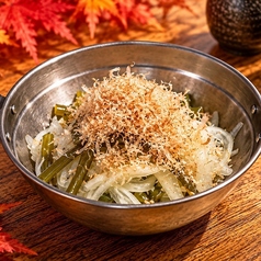 茎めかぶと玉ねぎのサラダ