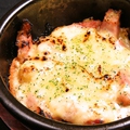 料理メニュー写真 ポテトと厚切ベーコンのチーズマヨ焼き