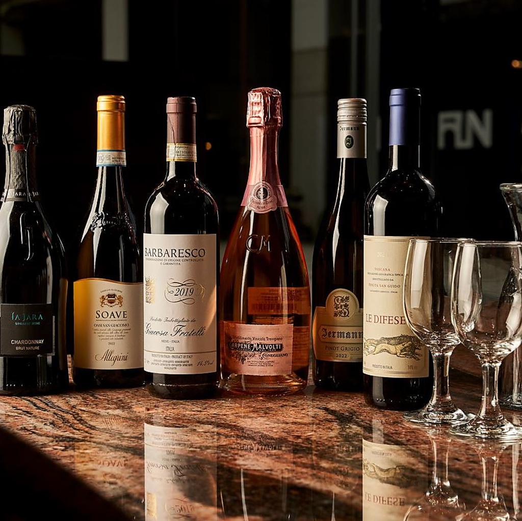 【ドリンクを味わう】ワインリストから選べるワインをはじめとした、豊富な種類のドリンクもご用意。