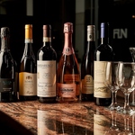 【ドリンクを味わう】ワインリストから選べるワインをはじめとした、豊富な種類のドリンクもご用意。