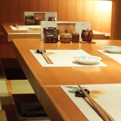 贅沢、大きな1枚板のカウンターで料理と酒に舌鼓