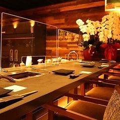 間近で肉捌きが見られるカウンターは特等席。料理長が最高の状態に焼き上げて提供いたします。