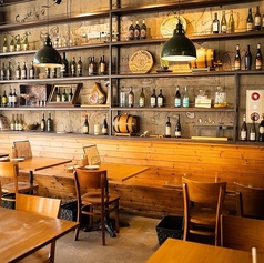 【テーブル席：2～70名様】宴会～デートまでどんなシーンにも最適な席。ワインが並べられた棚がある、カジュアルでお洒落なバル空間は雰囲気抜群◎炭焼きやステーキなどの逸品料理と一緒に、厳選ワインをご堪能ください。飲み会や記念日・誕生日、観光でのご利用など様々なシーンにマッチします。