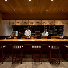 目の前で板前が腕を振るうカウンター席は、お寿司の醍醐味を味わえる特等席です 。お一人様でも気兼ねなく本格的な味を楽しめるのが魅力で、自分へのご褒美にふらっと立ち寄るのにも最適です♪活気あるライブ感を楽しみながら、一貫ずつ丁寧に握られたお寿司をご堪能いただけます◎
