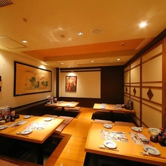 B2F掘り炬燵個室では、ご利用人数やシーンに応じた完全個室を複数ご用意しています。6名、8名、10名、16名、20名まで、少人数から大人数まで対応可能です。周りの目を気にせず、ゆったりと寛げる空間は、接待などのビジネスシーンやプライベートな宴会にも最適です。