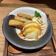 バニラアイスと揚げさつま芋カラメルがけ