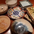 【お料理を引き立てる陶器を使用】ふだん家では使用しないような作家さんの陶磁器を使用することで、特別感、重厚感を感じていただけます。非日常空間を五感で味わってください。