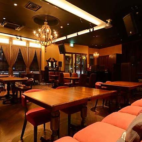 ソムリエセレクトのワインとお酒に合う料理が◎ライブイベントも定期的に開催！