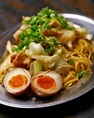 からあげや鉄板料理を楽しんだ後は、〆に焼きラーメンをどうぞ。スープがないため取り分けしやすく、あと少し食べたい時にもぴったりです。お腹を満たしたい方には丼もの、さっぱり派にはお茶漬けもおすすめです。