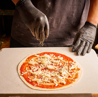 300℃の釜焼きピザ！全て手作りです！