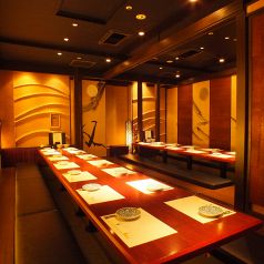 堀りごたつ個室シックな店内は新宿東口の居酒屋でも珍しい完全個室空間。繊細な和食を召し上がりながらご宴会を。新宿東口の個室居酒屋でご宴会、接待、和食を。