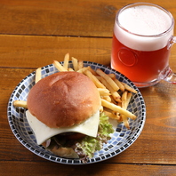 自家製バンズで作り上げるこだわりのチーズバーガー