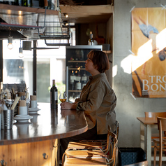 【カウンター席：1～20名様】オープンキッチンのカウンターで調理を眺められる席。お店の真ん中にある大型炭焼きスペースを囲んで、焼き立ての串焼きを味わうことができます◎調理風景を直に見ることができるため、目でも楽しむことができ、盛り上がるカウンター席です。