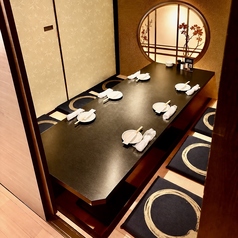 和の趣き溢れる店内は大人の為の落ち着いた雰囲気となっております。2名様~50名様までご利用可能な完全個室席は中州での接待や女子会、合コンなど各種宴会に最適なプライベート個室空間♪お得な宴会コースプランもご予算に合わせて3000円~用意。誕生日や記念日にお得なサプライズ特典もご用意。画像は系列店イメージです