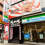歌舞伎町一番街の真ん中あたりに大きな看板があります！階段を登れば九十九2号店です！