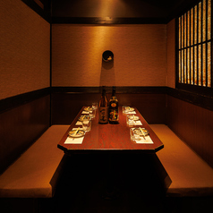 和の趣き溢れる店内は大人の為の落ち着いた雰囲気となっております。10名様までご利用可能な完全個室は関内での接待や女子会、合コンなど各種宴会に最適なプライベート個室空間♪お得な宴会コースプランもご予算に合わせて3500円~ご用意。誕生日や記念日にお得なサプライズ特典もご用意しております。