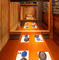 【焼肉完全個室20名様まで団体席】最大20名様まで対応可能な完全個室団体席をご用意。大人数での宴会や会食に最適なプライベート空間で美味しい焼肉とホルモンを心ゆくまで楽しめます。個室の数に限りがございます。ご要望の際は直接電話でお問合せください。