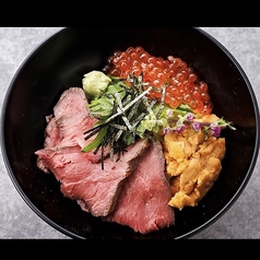 贅の極み。特製雲丹・イクラ・ローストビーフの至福ご飯。選りすぐりの海の幸と肉の共演の写真