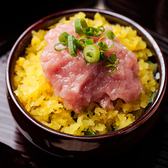 ■ THEトロたく上質な本マグロのトロに、食感の良い沢庵を合わせた人気の海鮮丼。濃厚な脂の甘みと沢庵の軽やかな歯ごたえが絶妙に調和し、一口ごとに異なる食感と旨みを楽しめる、やみつきになる一杯です。