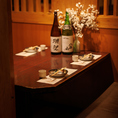 和の趣き溢れる店内は大人の為の落ち着いた雰囲気となっております。4名様でご利用可能なテーブル席は関内での接待や女子会、合コンなど各種宴会に最適なプライベート個室空間♪お得な宴会コースプランもご予算に合わせて3500円~ご用意。誕生日や記念日にお得なサプライズ特典もご用意しております。