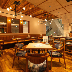 テーブル席を4席×12卓をご用意しております。広々とした明るい店内で楽しめるお席はママ友や女子会などにも最適です。またお席を連結することで最大20名様までご利用いただけますので、各種宴会などにもご利用いただけます。