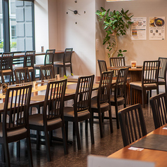 最大12人でお楽しみいただける大きなテーブルをご用意しております。