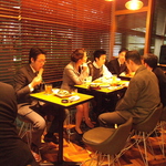 仕事帰りにお酒を愉しむ大人で賑わいます♪