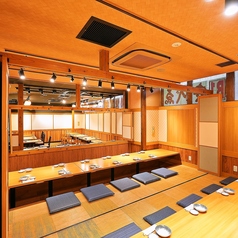 【区画貸切OK！】開放感溢れるお席を完備しております。最大60名様までご利用可能な空間もあり、新年会・同窓会等の各種宴会に是非ご利用ください。宴会にピッタリの「横断幕」or「寄せ書き焼酎ボトル」特典付きプレミアムコースもご用意しております！