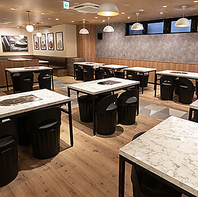 本場韓国の雰囲気漂う、広々としたテーブル席