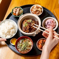 お昼は「日替わり小鉢」つきで毎日違った味を♪