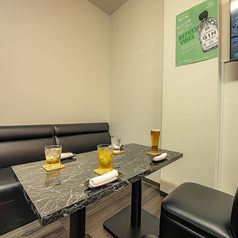 豊富なお酒とおつまみをご用意しております！女性に人気の日替わり焼き芋もおすすめです。大人数での飲み会や宴会、二次会をお探しの方にはぴったりの環境です。様々なシーンでご利用いただけるので、ぜひお気軽にご相談ください。楽しいひと時を一緒に過ごすためのお手伝いをさせていただきます。お待ちしています！