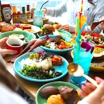 ランチ｜ボリューム満点の自家製パティのロコモコ＆タップリ野菜のヘルシーポキライスボウルが人気！