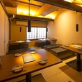 2階には、落ち着いた雰囲気のテーブル席をご用意しています。大人数での宴会や家族の集まりにもぴったりで、心温まるひとときをお過ごしいただけます。和の風情を感じながら、特別な時間をお楽しみください。