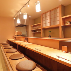 木の温もりと柔らかな灯りに包まれる、洗練された和の空間。一枚板の白木カウンターは、店主の手仕事を目の前で愉しめる特等席。日常の喧騒を忘れ、美酒に酔いしれる穏やかな時間が流れます。お一人で静かに、あるいは大切な方と語らう夜に。五感を満たす料理と心解ける空間が、姫路の夜を優雅に彩ります。